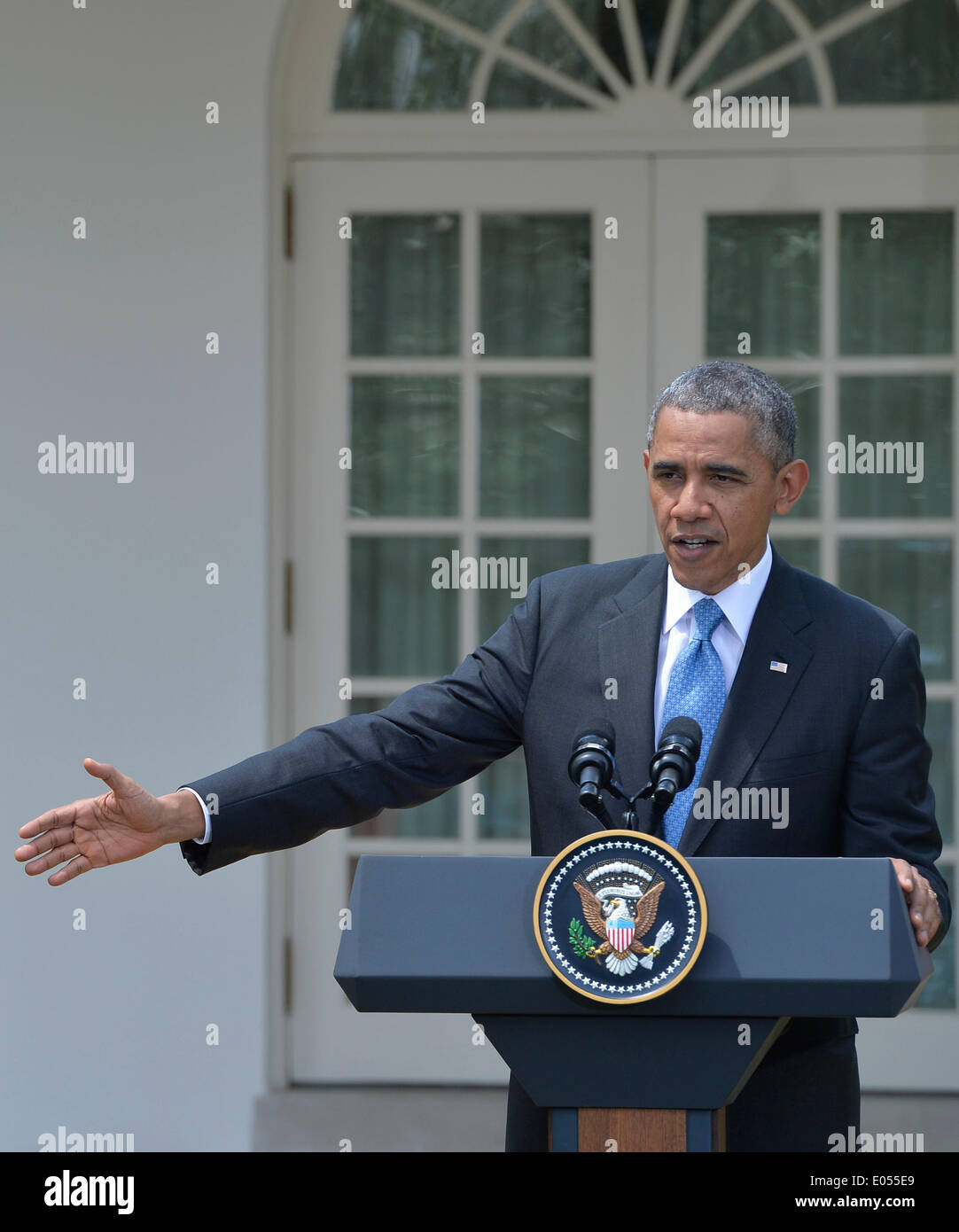 (140502) -- WASHINGTON, 2 maggio 2014 (Xinhua) -- STATI UNITI Il presidente Barack Obama parla ad una conferenza stampa congiunta con il Cancelliere tedesco Angela Merkel (non mostrato nell'immagine) dopo il loro incontro al Giardino delle Rose della Casa Bianca a Washington DC, capitale degli Stati Uniti, 2 maggio 2014. Obama ha detto che il venerdì che gli Stati Uniti e la Germania sono pronti a imporre sanzioni più ampio sulla Russia se continua a destabilizzare l'Ucraina. "Non ci sarà una scelta ma ad andare avanti con ulteriori sanzioni severe,' se la Russia Ucraina sconvolge elezioni previste il 25 maggio Obama ha detto a un joi Foto Stock