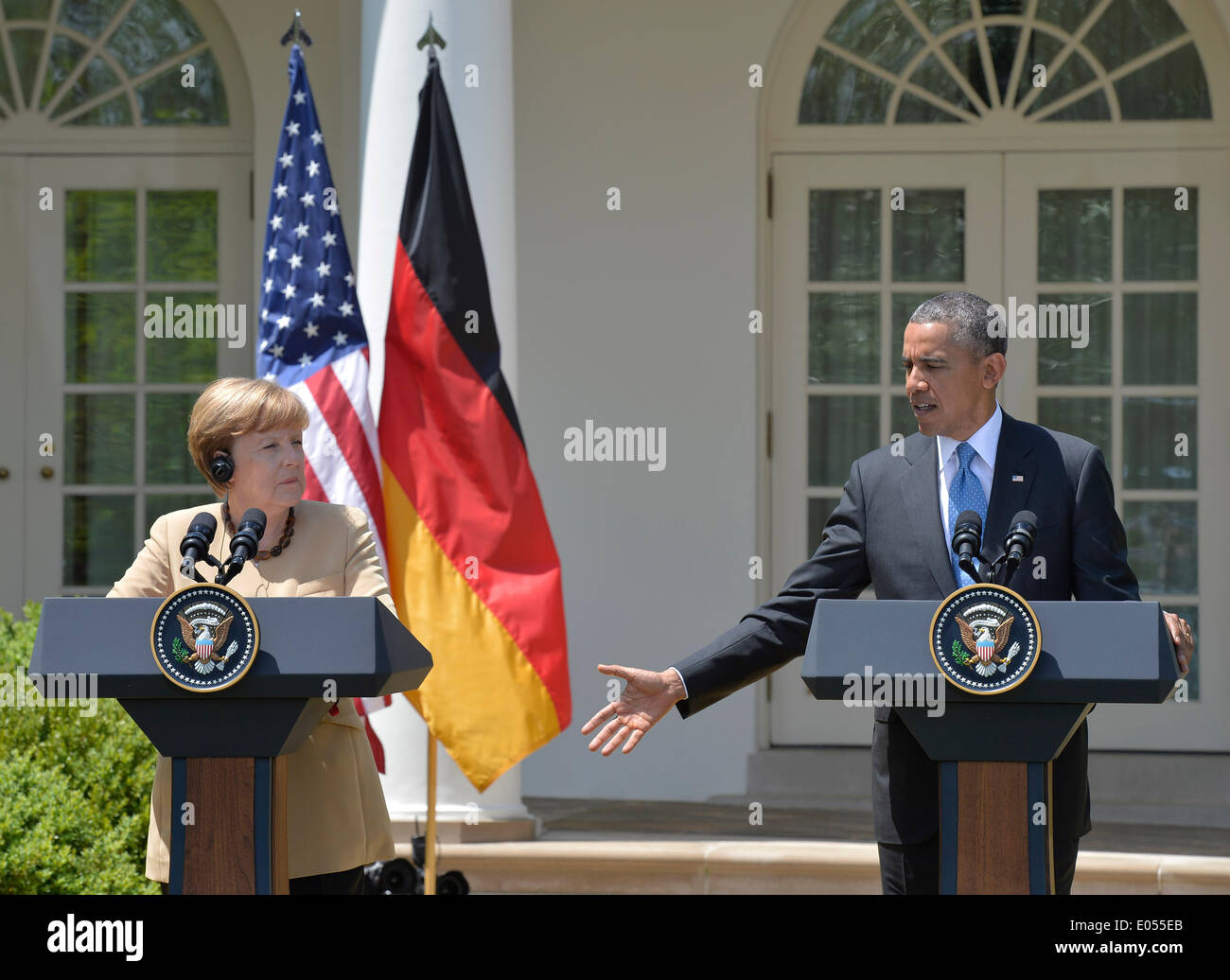 (140502) -- WASHINGTON, 2 maggio 2014 (Xinhua) -- STATI UNITI Il presidente Barack Obama (R) parla ad una conferenza stampa congiunta con il Cancelliere tedesco Angela Merkel dopo il loro incontro al Giardino delle Rose della Casa Bianca a Washington DC, capitale degli Stati Uniti, 2 maggio 2014. Obama ha detto che il venerdì che gli Stati Uniti e la Germania sono pronti a imporre sanzioni più ampio sulla Russia se continua a destabilizzare l'Ucraina. "Non ci sarà una scelta ma ad andare avanti con ulteriori sanzioni severe,' se la Russia Ucraina sconvolge elezioni previste il 25 maggio Obama ha detto in una conferenza stampa congiunta con Foto Stock