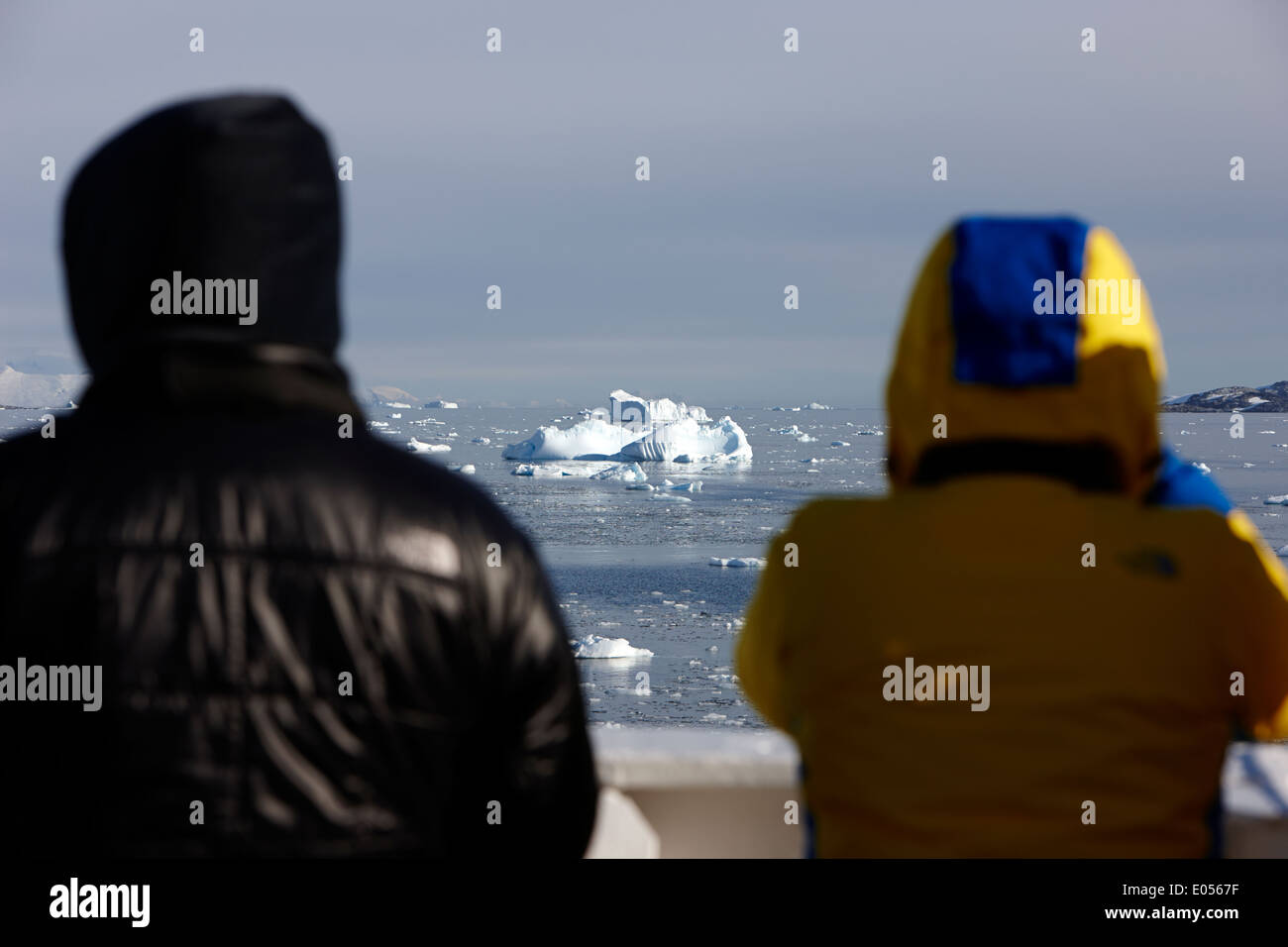 I passeggeri a bordo di una nave in transito attraverso il canale di Lemaire con gli iceberg avanti antartide Foto Stock