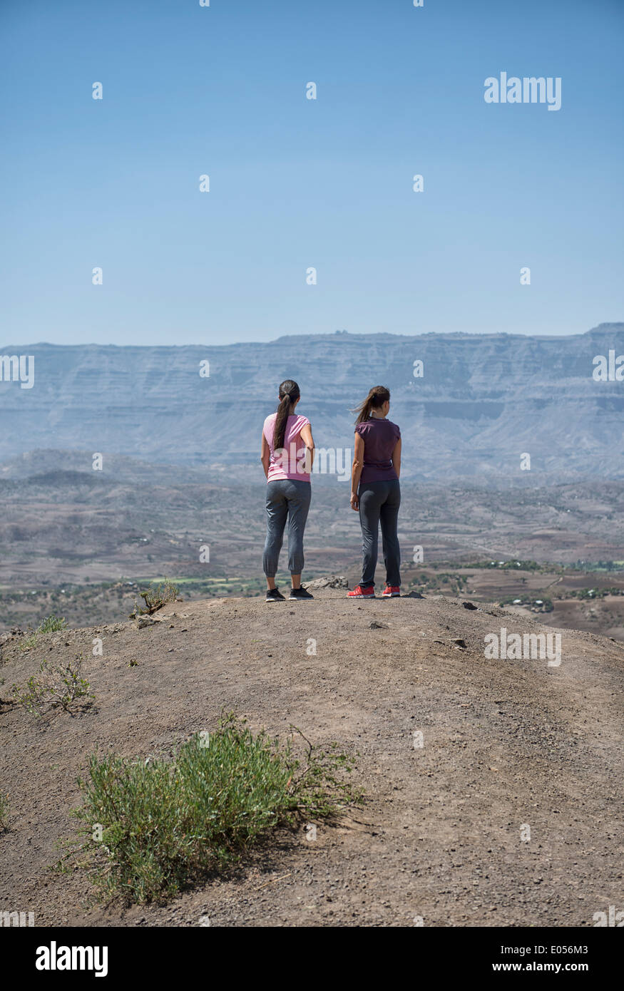 I turisti osservando Lalibela Valley, Etiopia Foto Stock