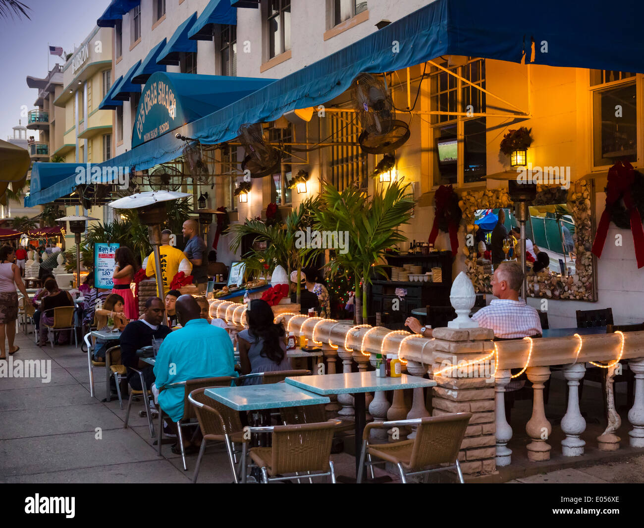 Ristorante su Ocean Drive di notte, South Beach, Miami Beach, Florida, Stati Uniti d'America Foto Stock