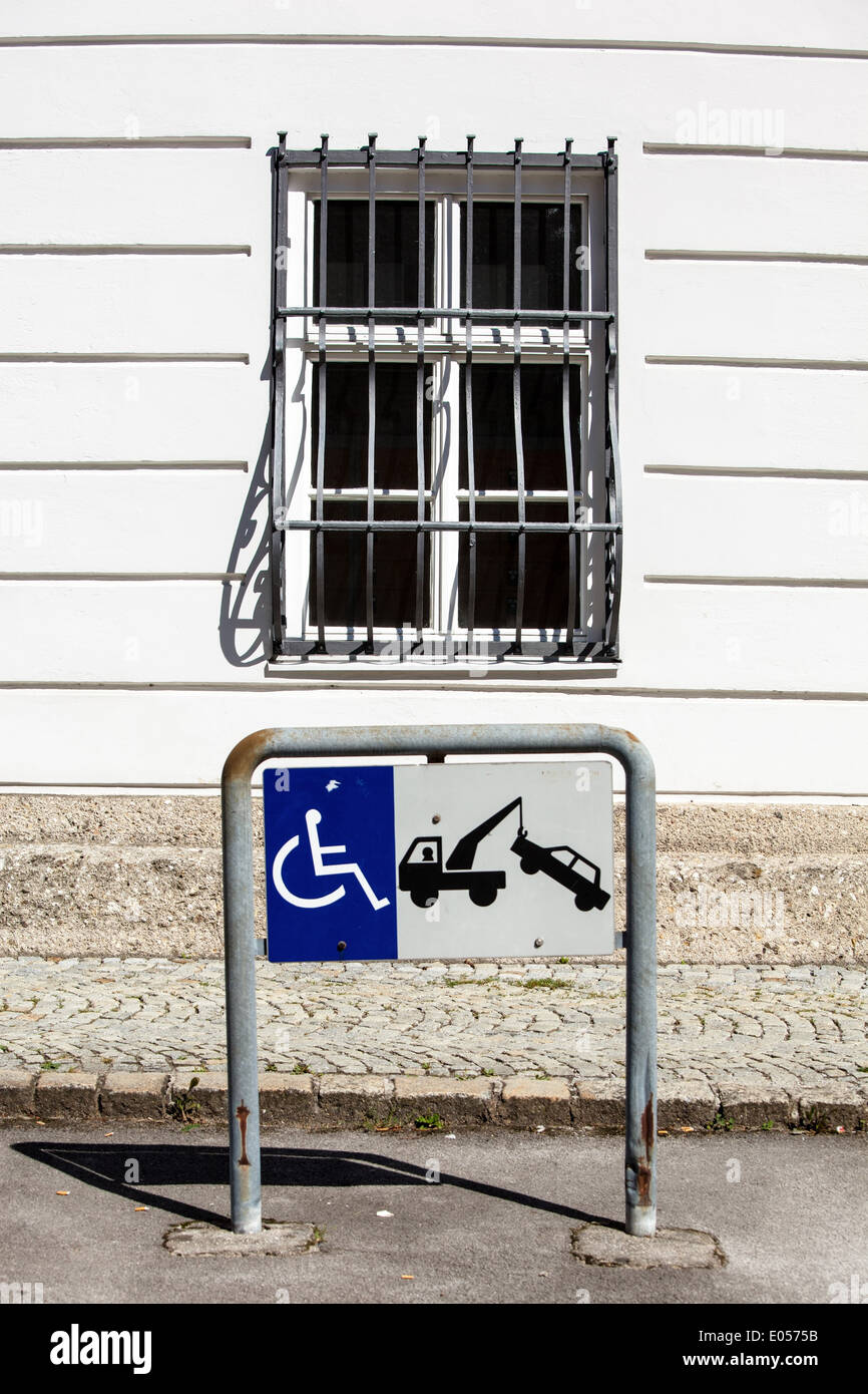 Scheda di punta per Abschleppungen di erroneamente parcheggio auto su uno spazio di parcheggio per i disabili, Hinweistafel fuer Abschleppungen von f Foto Stock