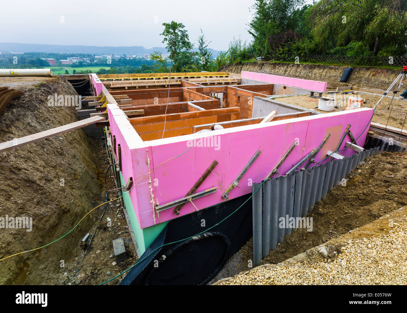 Il guscio di una casa unifamiliare in muratura massiccia costruzione. Sito di costruzione con isolamento termico per salvare dal riscaldamento cos Foto Stock