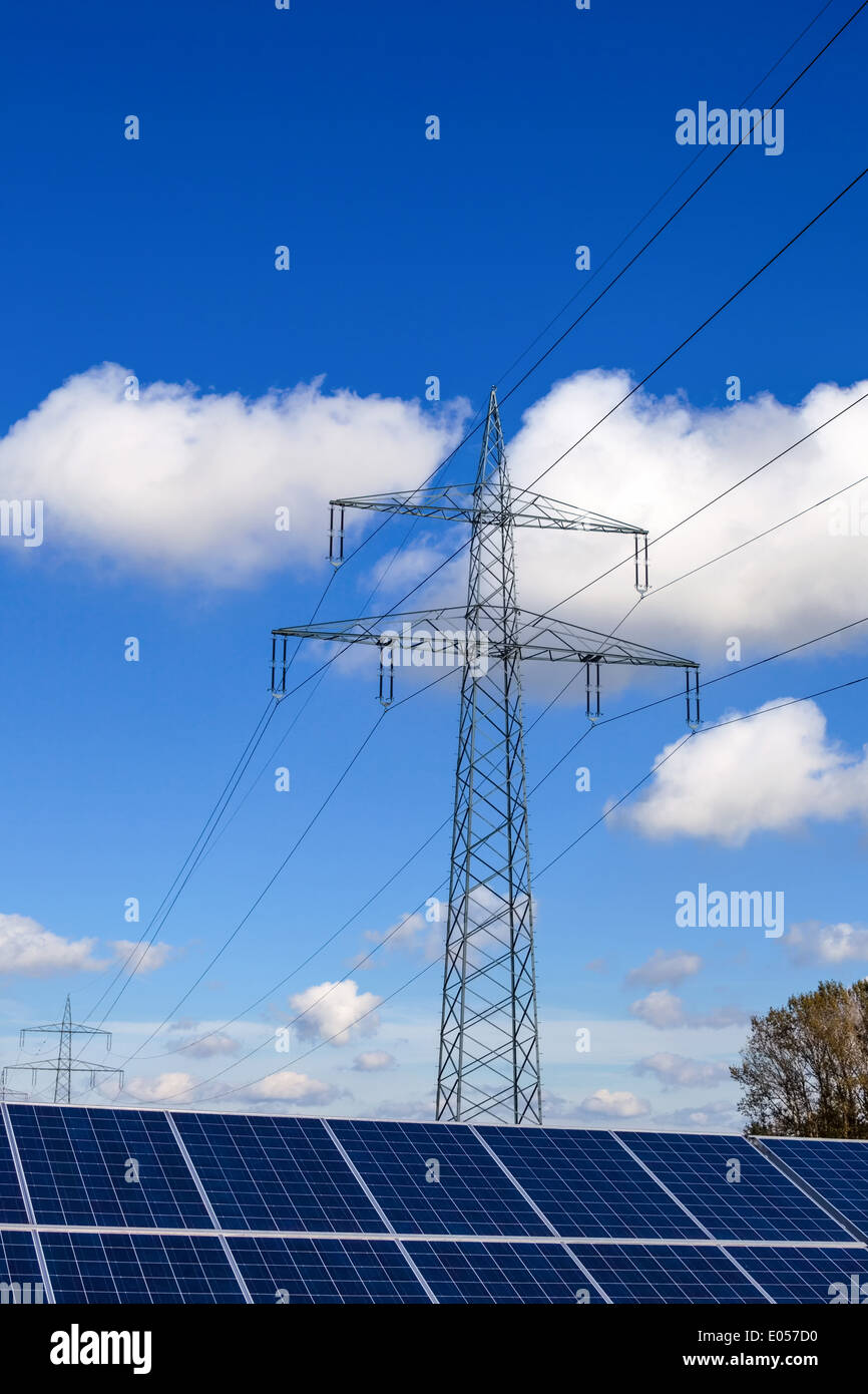 Le celle solari per la produzione di alternative di energia solare. Sullo sfondo di un flusso montante., Solarzellen zur Gewinnung von alter Foto Stock