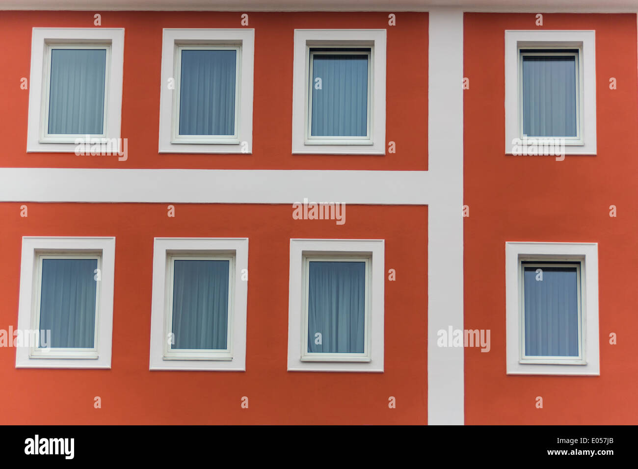 Le finestre in una casa di abitazione con il colore rosso. Energia e spese di riscaldamento salvare dal nuovo windows, die Fenster in einem Wohnhaus mit Foto Stock