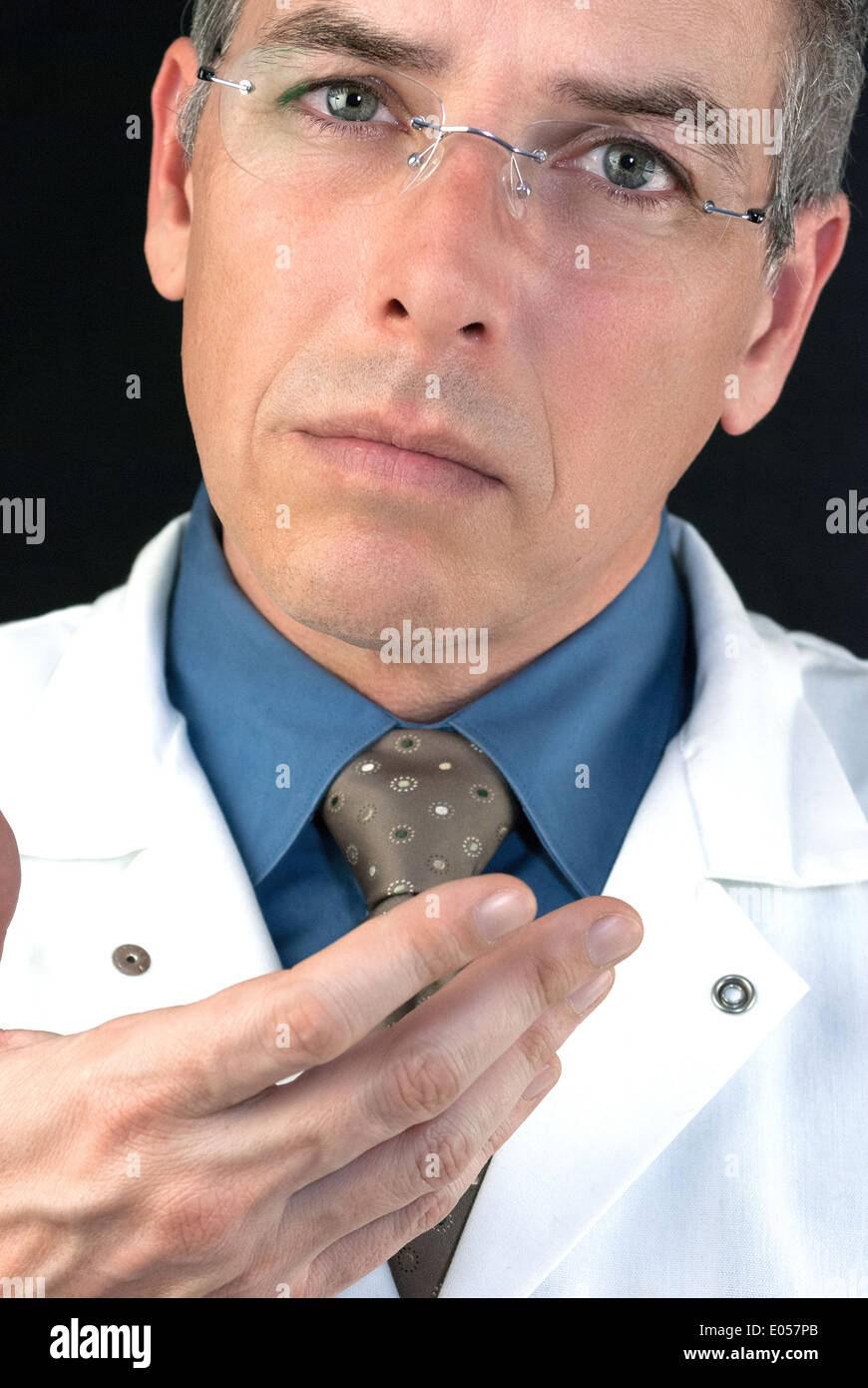Close-up di un medico a esprimere preoccupazione. Foto Stock