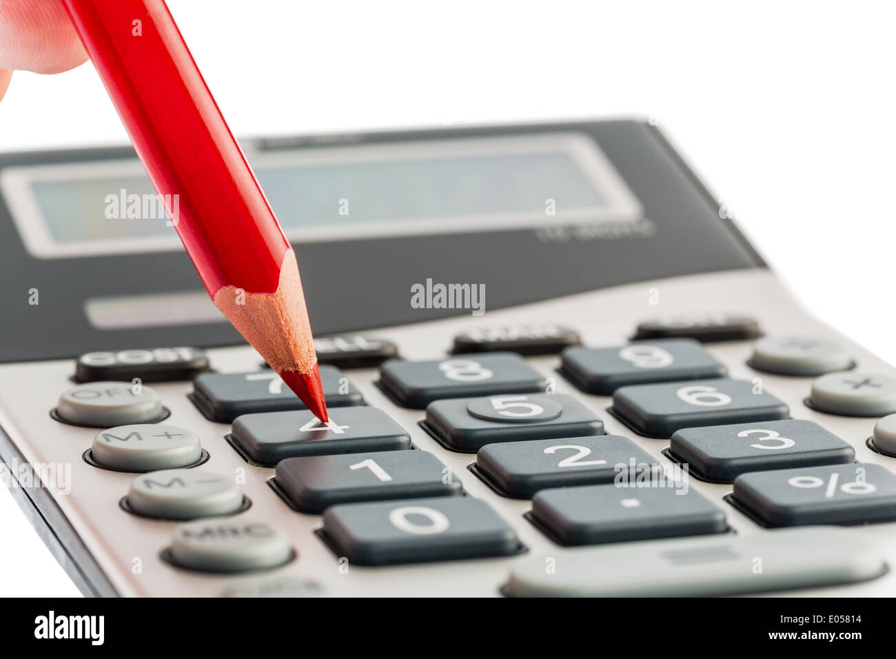 Una matita rossa si trova su di una calcolatrice tascabile. Risparmiare con i costi e i problemi di bilancio a causa della cattiva situazione economica, Ein roter Setif Foto Stock