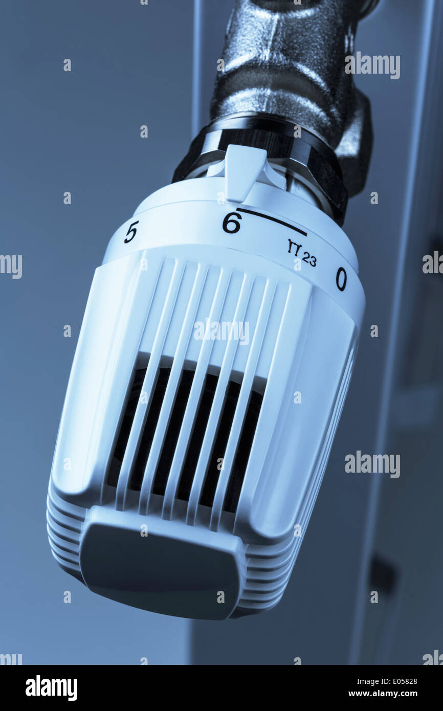 Il termostato del riscaldatore è completamente ruotata verso l'alto. Elevati costi energetici causano elevata temperatura ambiente, Der termostato eines Heizk Foto Stock
