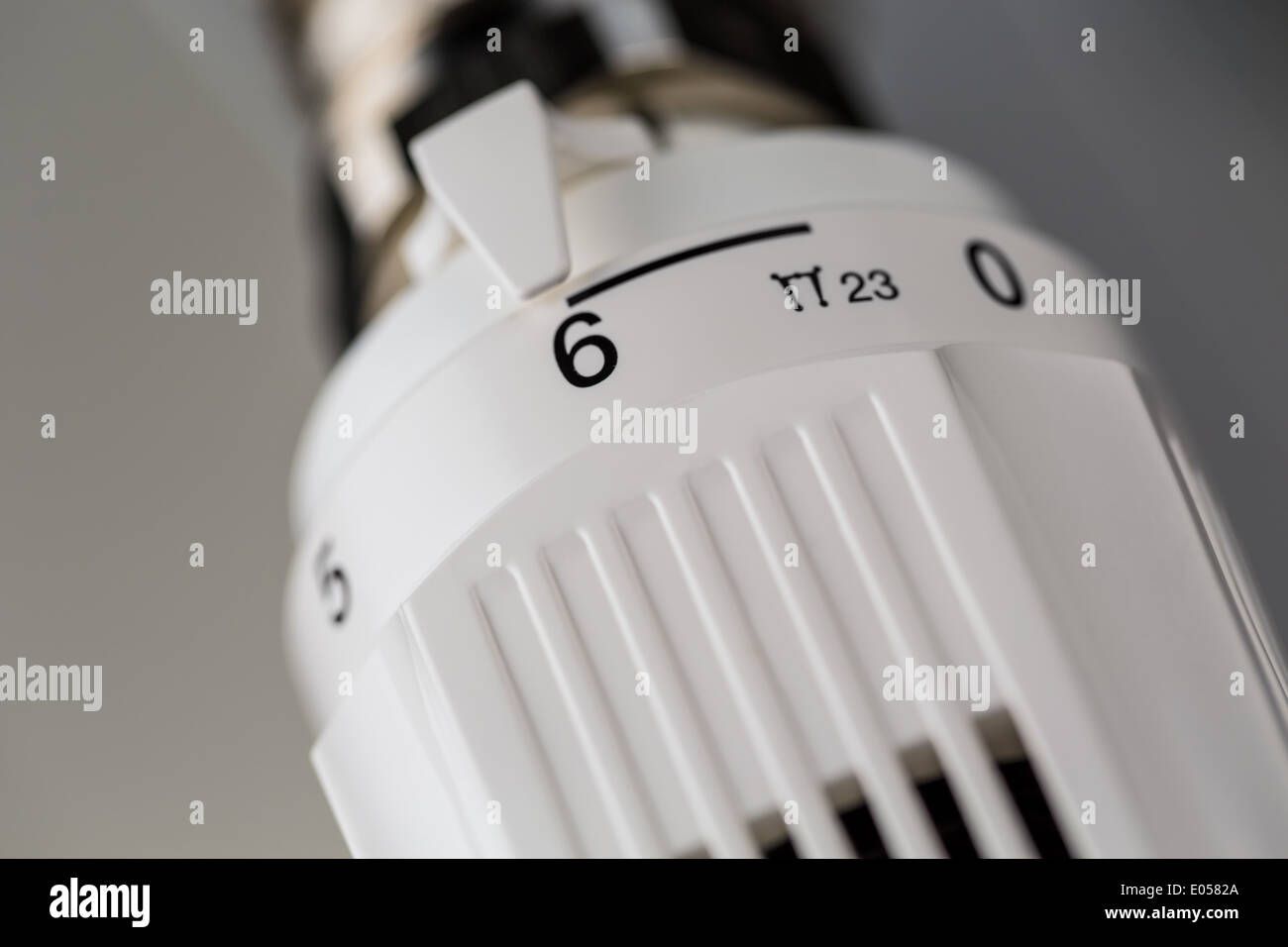 Il termostato del riscaldatore è completamente ruotata verso l'alto. Elevati costi energetici causano elevata temperatura ambiente, Der termostato eines Heizk Foto Stock