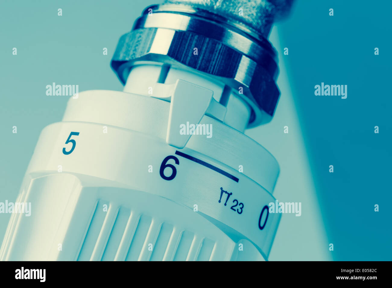 Il termostato del riscaldatore è completamente ruotata verso l'alto. Elevati costi energetici causano elevata temperatura ambiente, Der termostato eines Heizk Foto Stock