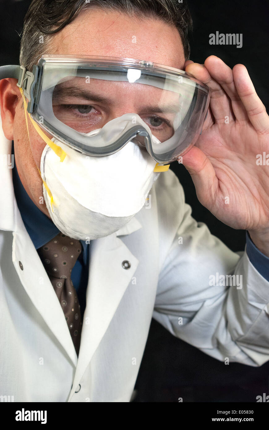 Close-up di un dottore che indossa una maschera e occhiali di protezione. Foto Stock