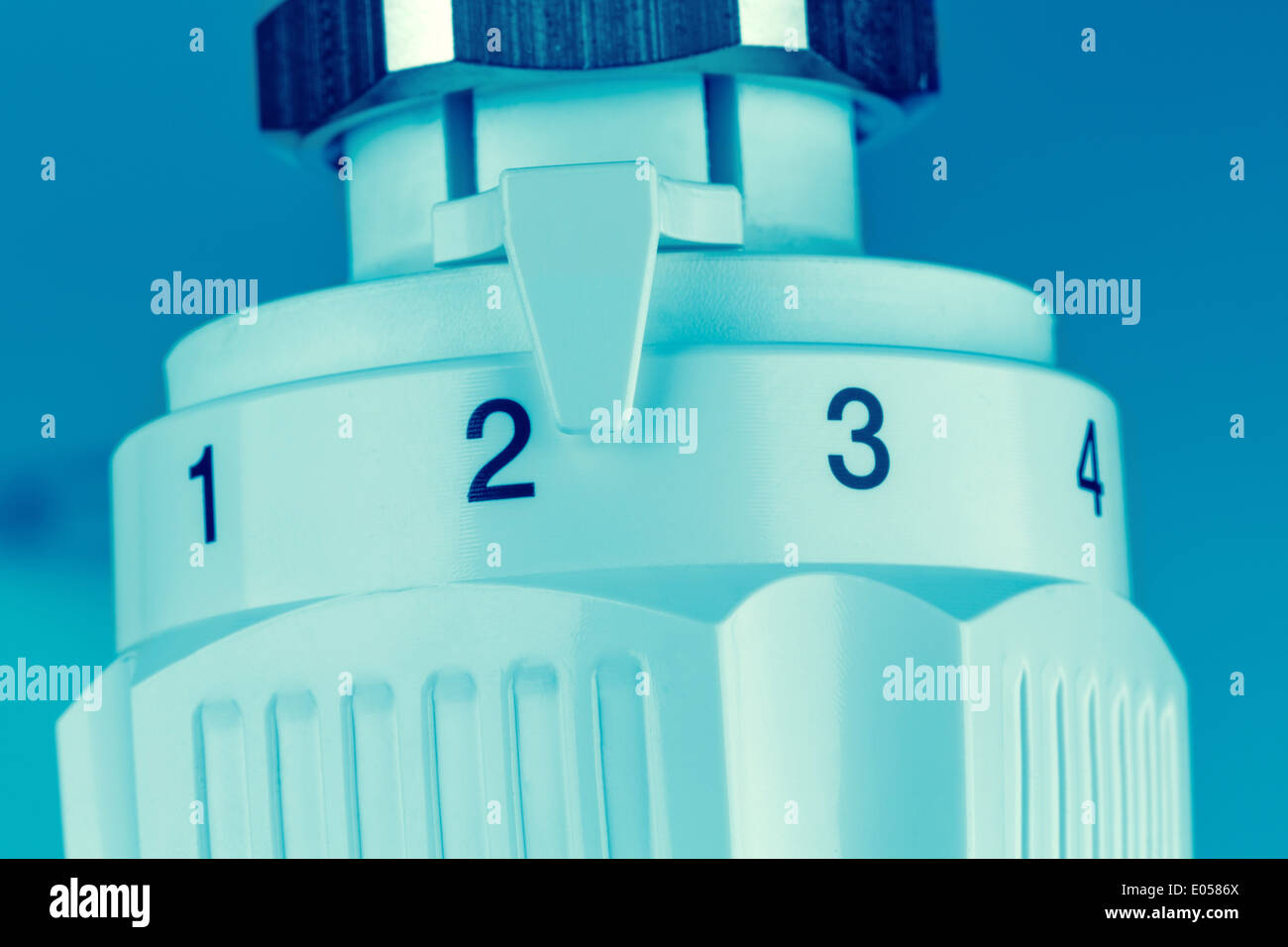Il termostato di un riscaldatore è attivato un po'. Bassa temperatura ambiente consente di risparmiare sui costi di riscaldamento e termostato Der eines Heizkoerpers Foto Stock