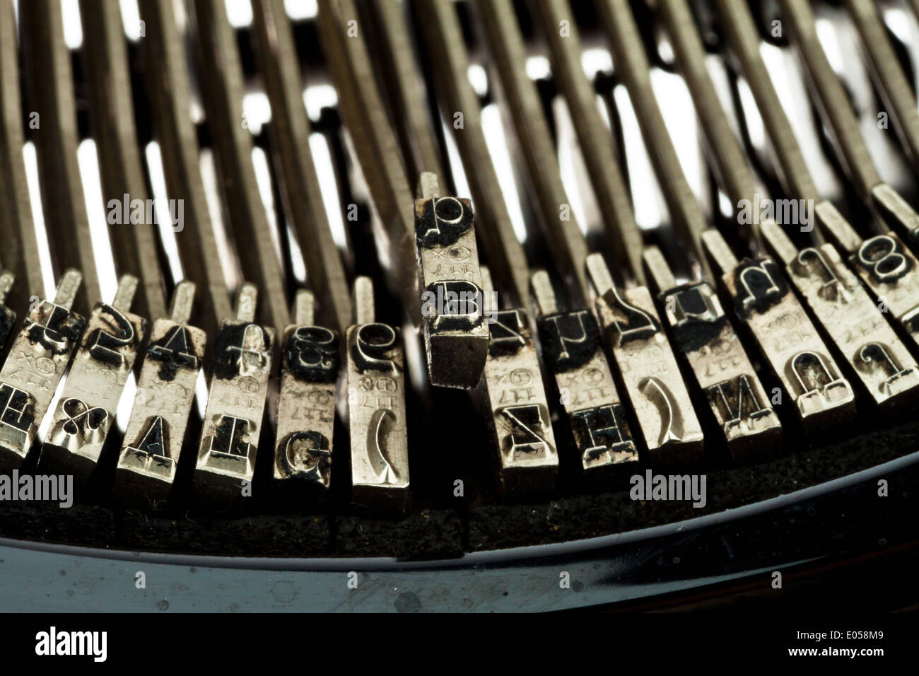 Una vecchia macchina da scrivere di antiquariato. Fotografato su sfondo bianco, Eine alte, antike Schreibmaschine. Fotografiert auf weissem Hinte Foto Stock