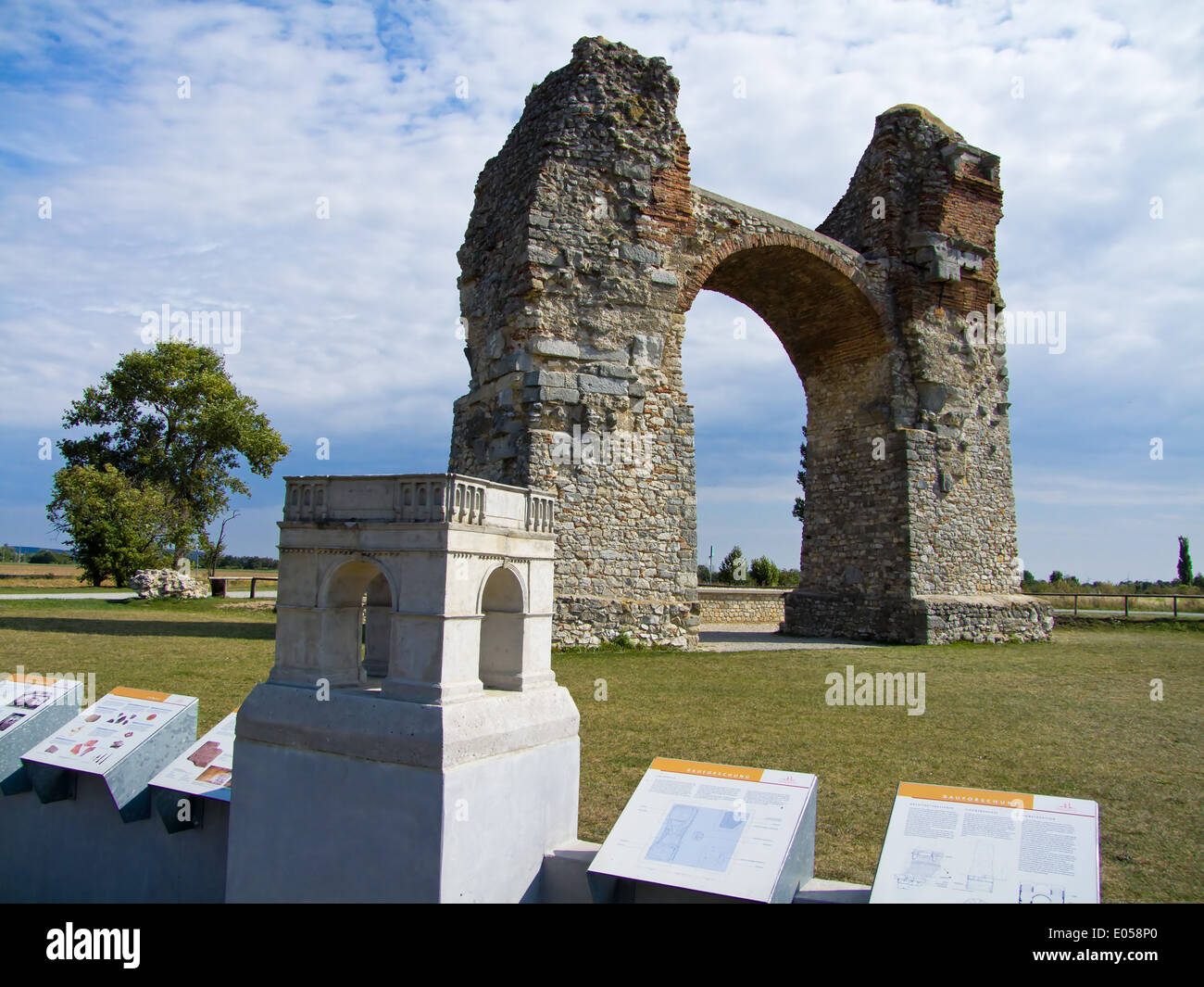 Moor gate del romano antico insediamento di Carnuntum in Austria, Heidentor der antiken Roemersiedlung Carnuntum in oesterreich Foto Stock