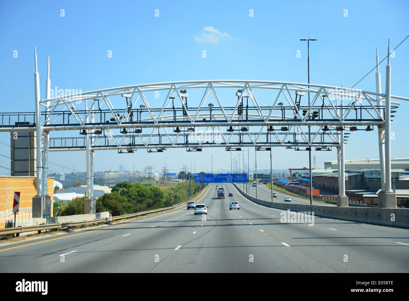 Il riconoscimento automatico del numero di targa (ANPR) sull'autostrada N17 nei pressi di Boksburg, East Rand, provincia di Gauteng, Repubblica del Sud Africa Foto Stock