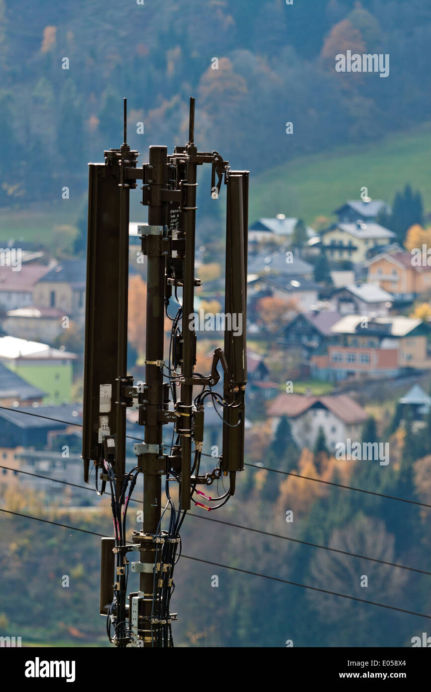 Un trasmettitore radio mobile nel paese di Salisburgo in Austria, Ein Mobilfunksender im Salzburger Land in oesterreich Foto Stock