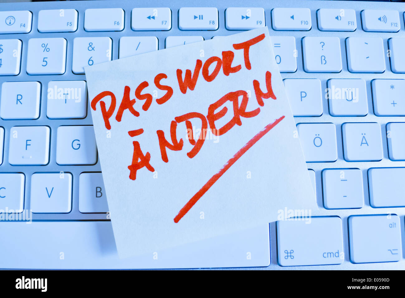 Una nota lo slittamento della carta si trova sulla tastiera di un computer in memoria: modifica della password, Ein Notizzettel liegt auf der Tastatur eines Foto Stock