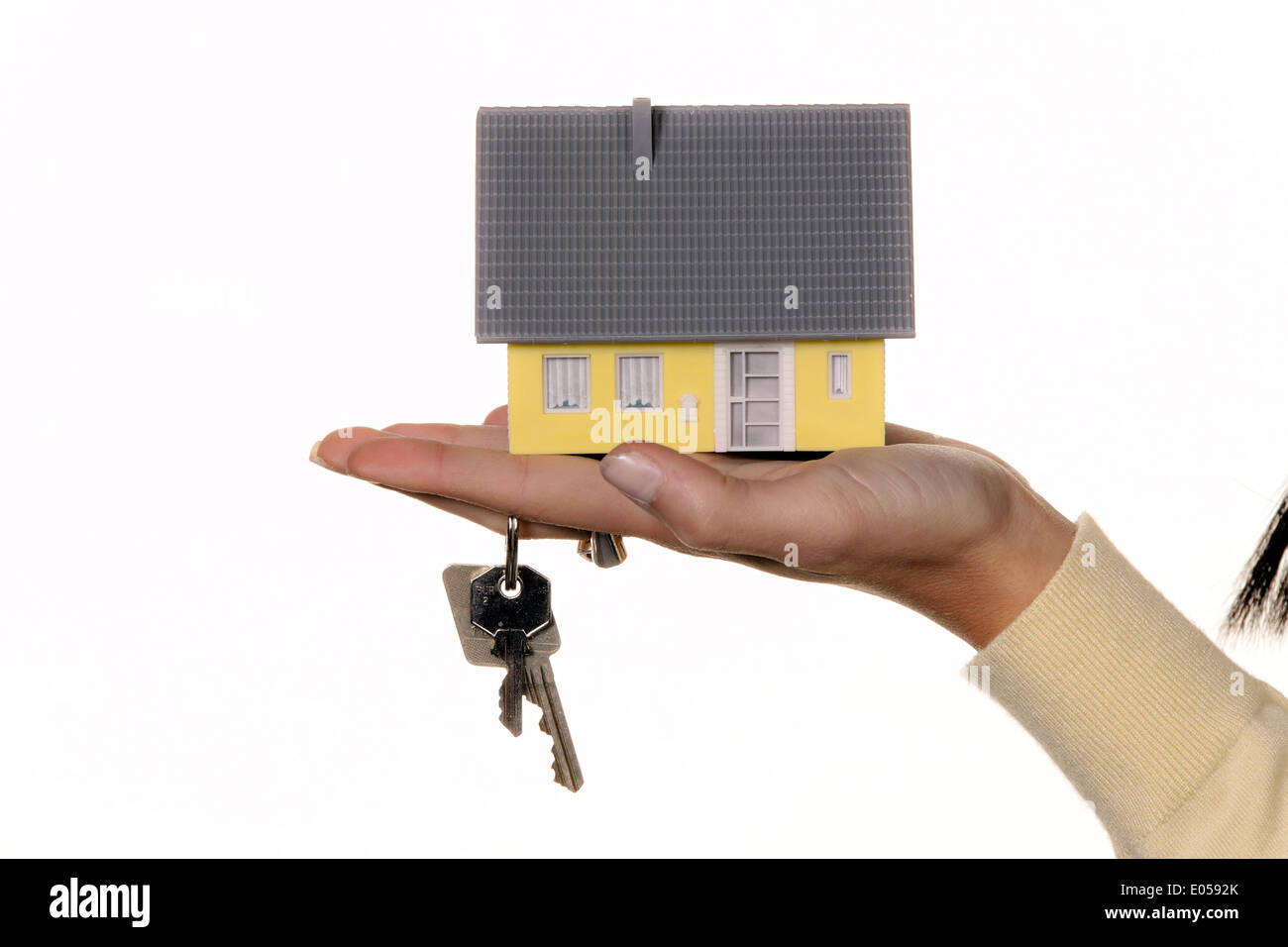 Chiave di casa e real estate dopo l'acquisto della casa, Hausschluessel und Immobilie nach Hauskauf Foto Stock