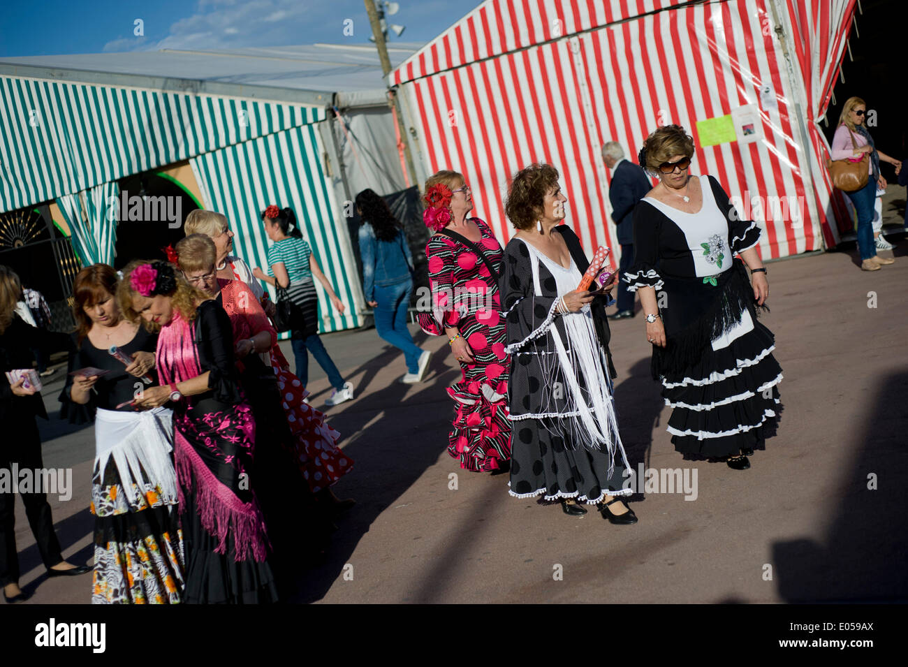 Barcellona, Spagna-2nd Aprile, 2014. Le donne vestite nel tradizionale andalusa modo circa i motivi del Forum di Barcellona dove la Feria de Abril è tenuto. La Feria de Abril è un tradizionale e folklorica fair celebrata dalla comunità andalusa stabilito in Catalogna. Credito: Jordi Boixareu/Alamy Live News Foto Stock