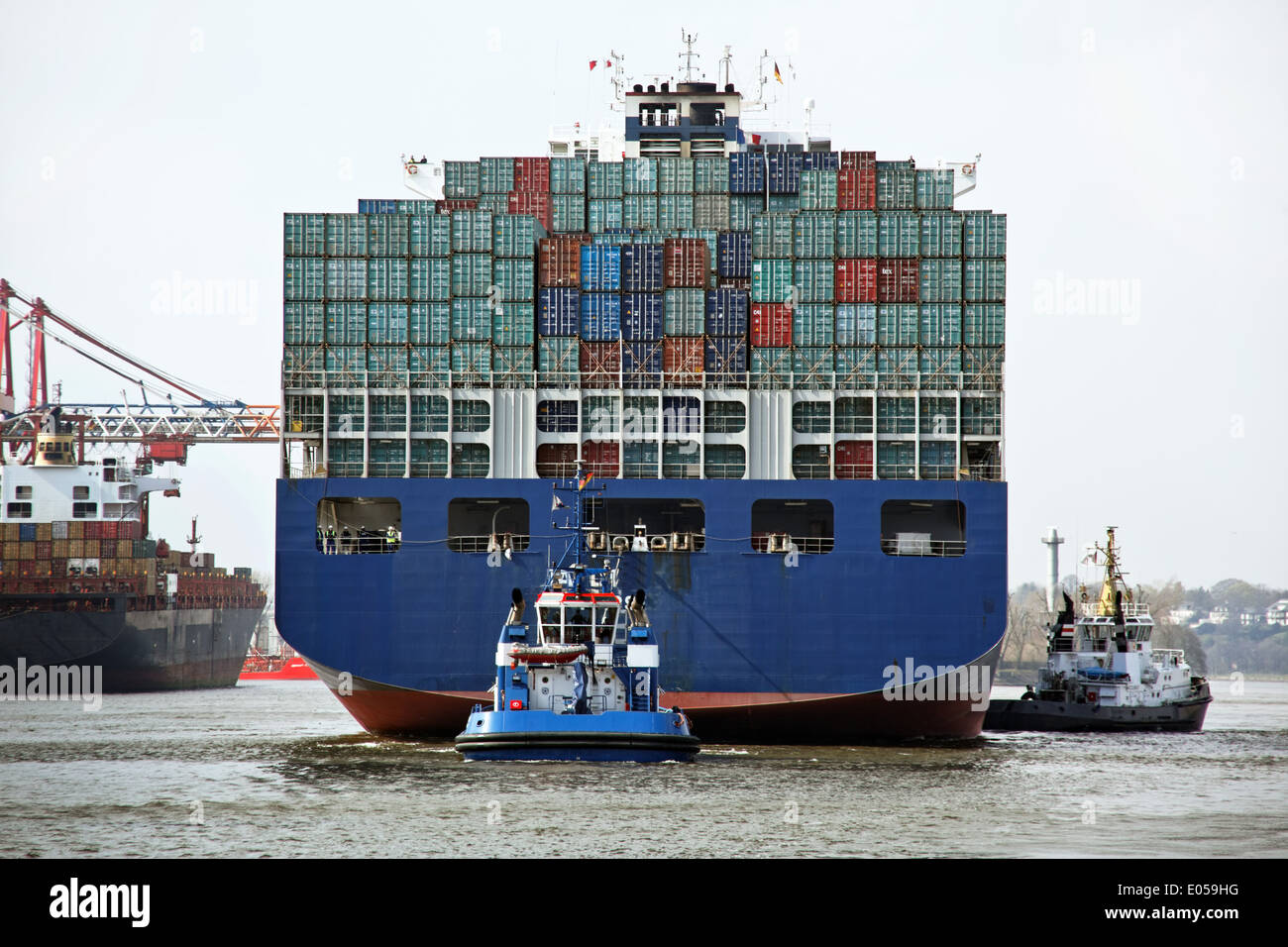Navi container nel porto di Amburgo in Germania, Europa Containerschiffe im Hafen von Hamburg in Deutschland, Europa Foto Stock