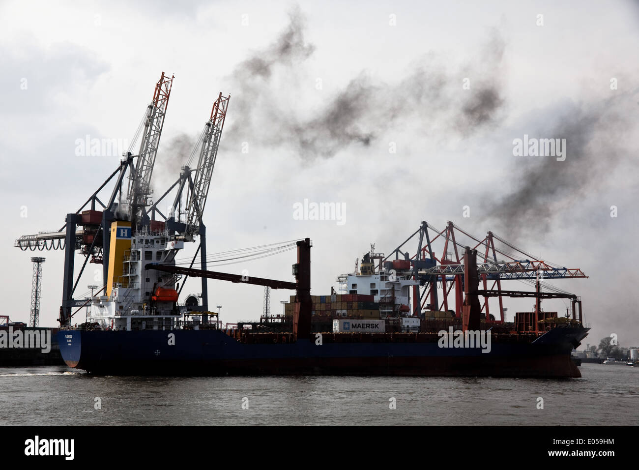 Navi container nel porto di Amburgo in Germania, Europa Containerschiffe im Hafen von Hamburg in Deutschland, Europa Foto Stock