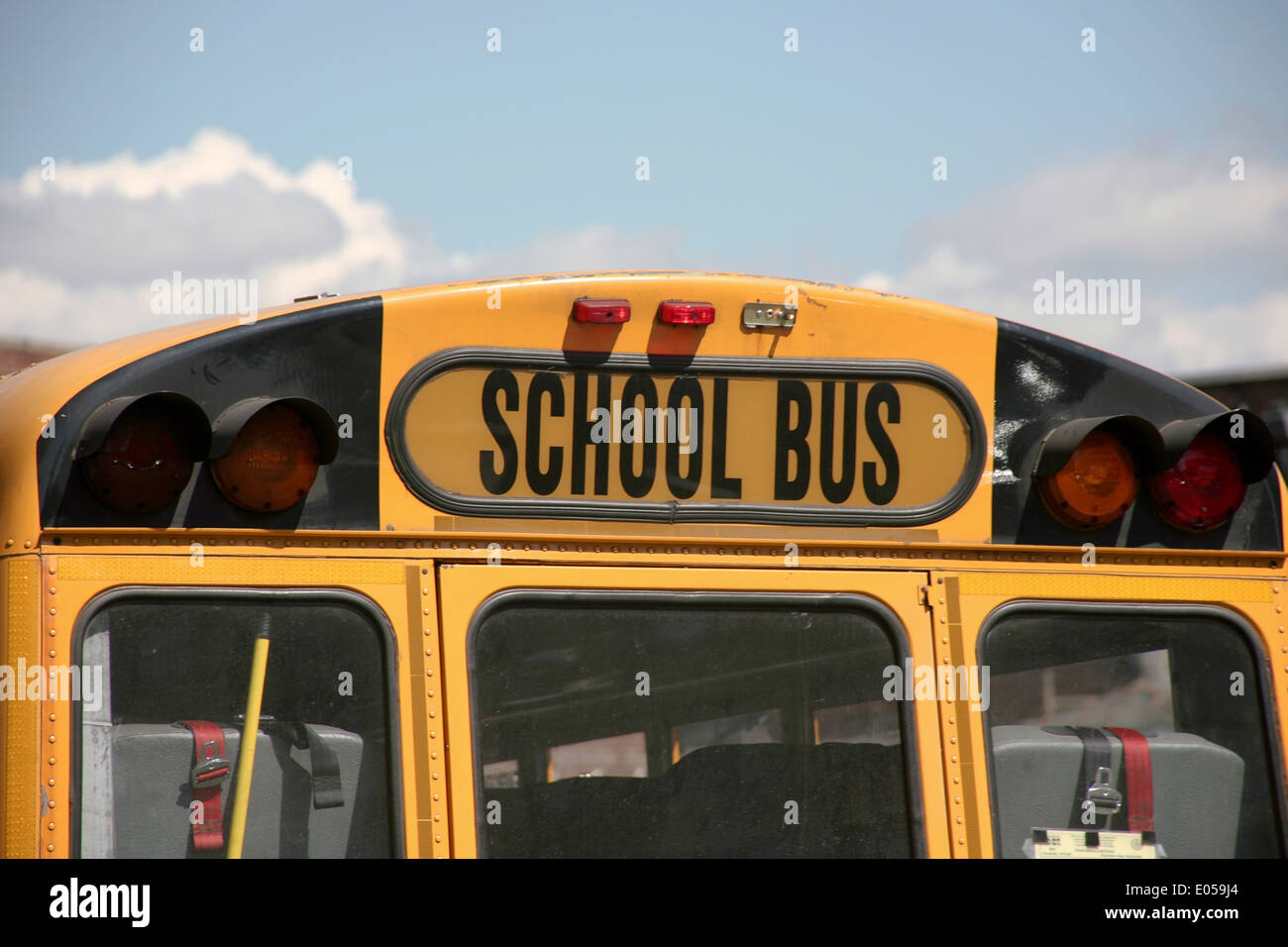 Scuola di giallo pullman nel traffico cittadino di New York City, Gelber Schulbus im Stadtverkehr von New York City Foto Stock