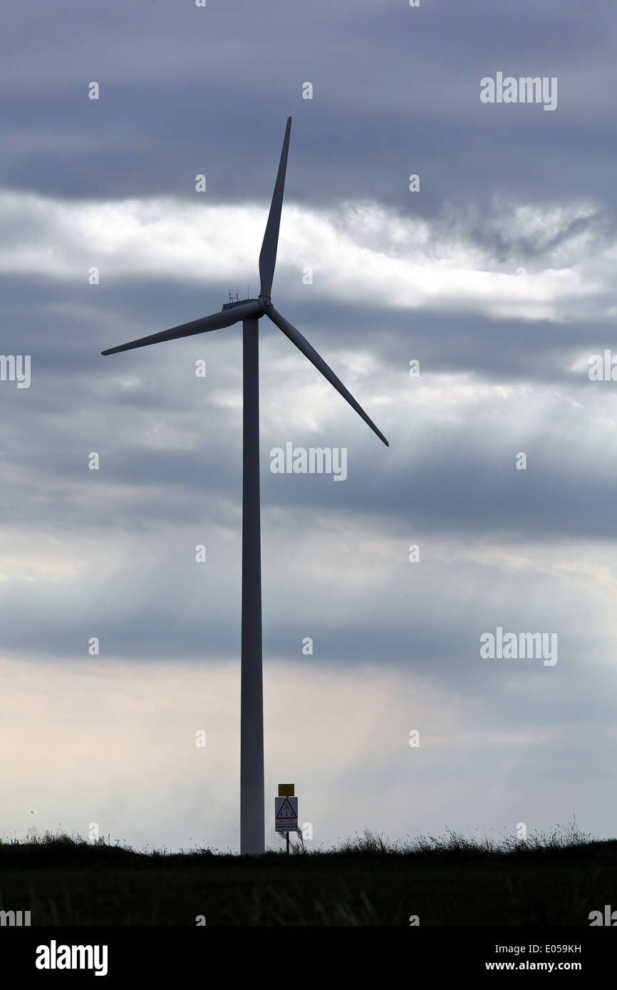 Turbina eolica nel parco eolico per flusso di alternative di energia, im Windrad Windpark fuer alternativa Strom Energie Foto Stock