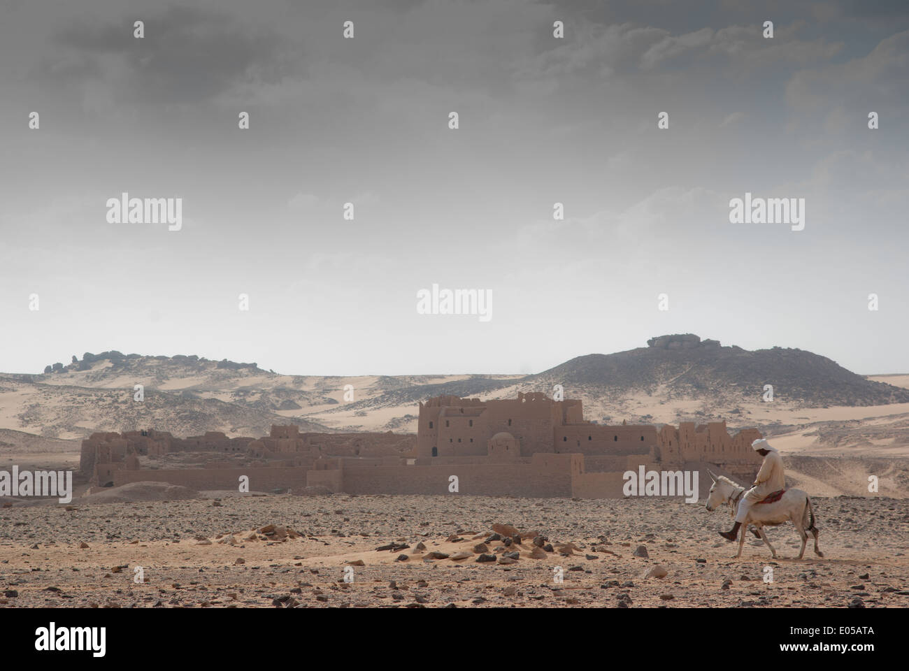 Uomo su Ciuchino e il Monastero di San Simeone, Aswan, Alto Egitto Foto Stock