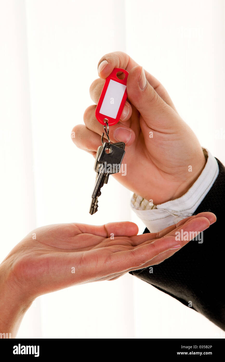Il successo di agente immobiliare con la chiave di un piatto, Erfolgreicher Immobilien Makler Schluessel mit einer Wohnung Foto Stock
