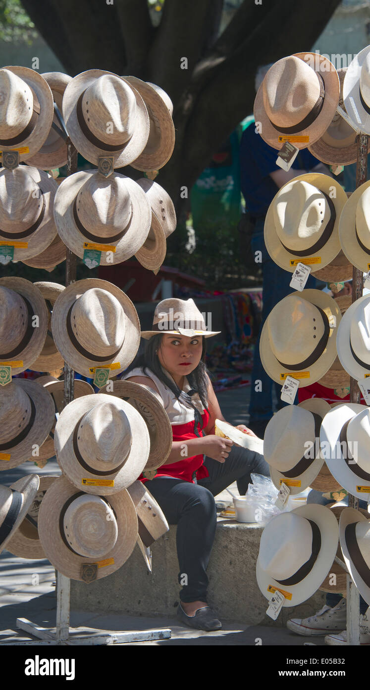 Hat venditore e uomo cappelli Zocalo città di Oaxaca Messico Foto Stock