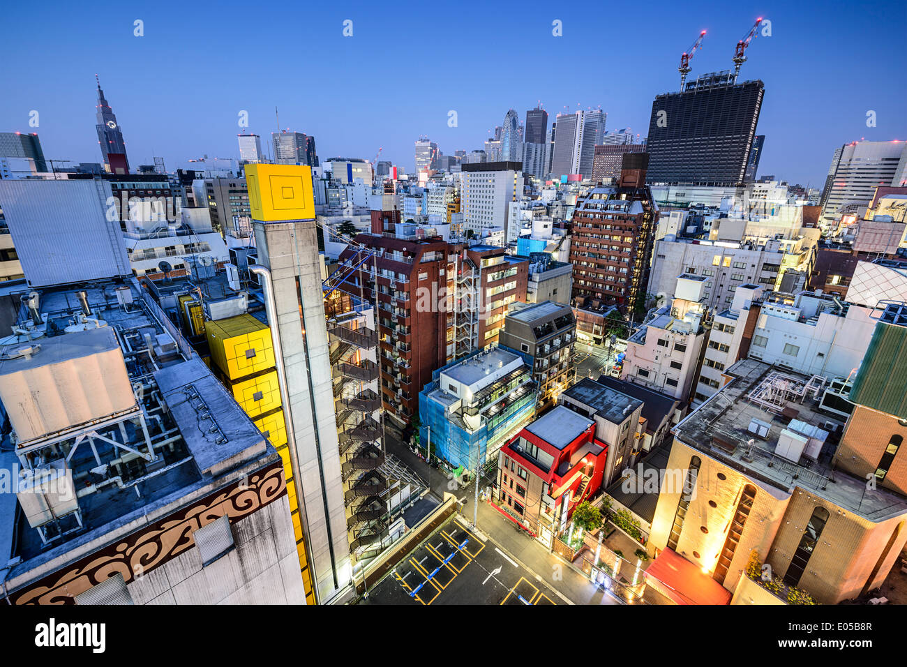 Shinjuku, Tokyo, Giappone cityscape al crepuscolo. Foto Stock