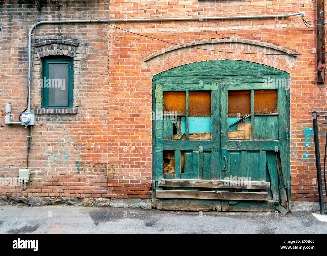 Centro città alley modo con mattoni e sportello Foto Stock