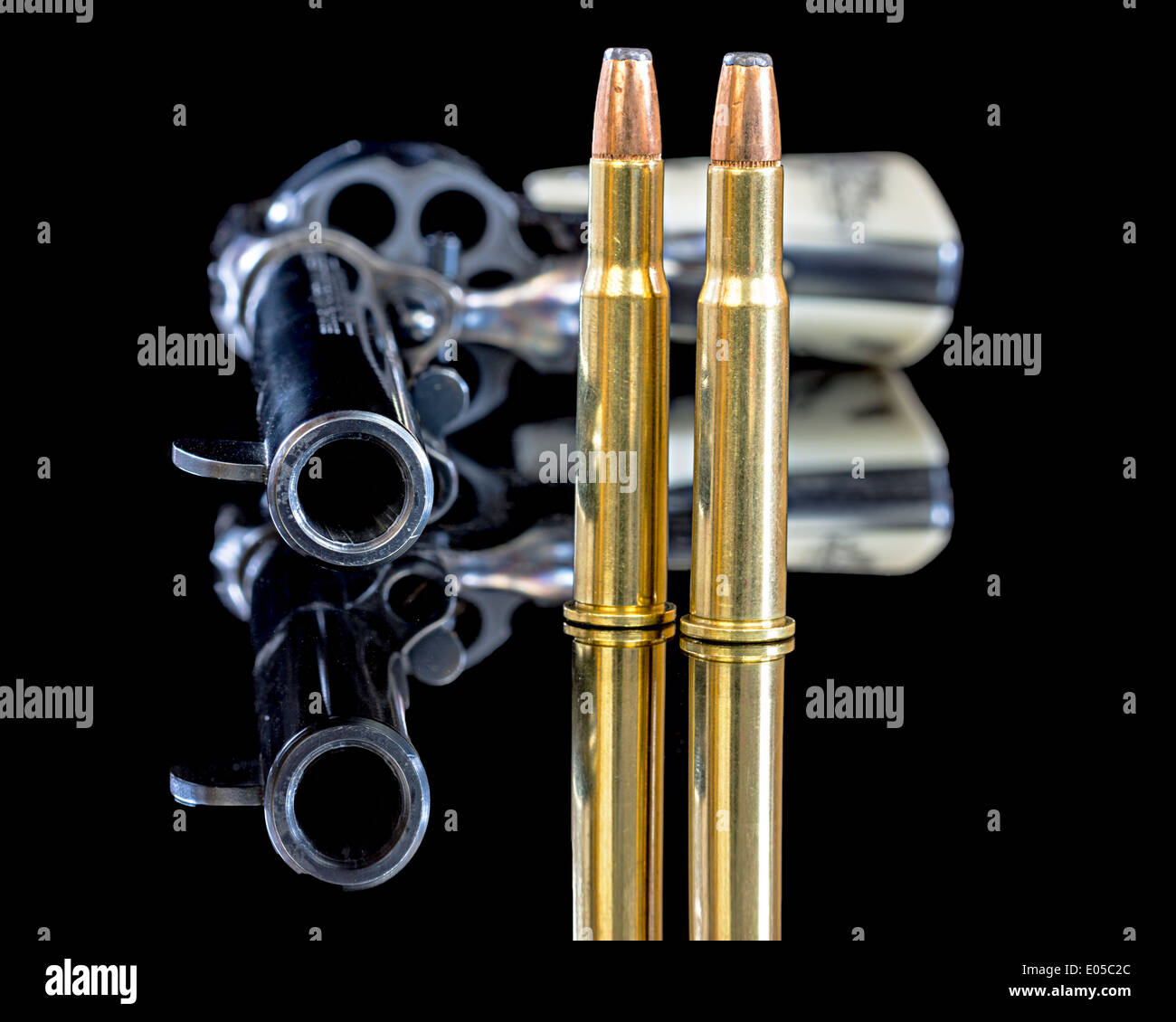 Pistola con due proiettili in ottone Foto Stock