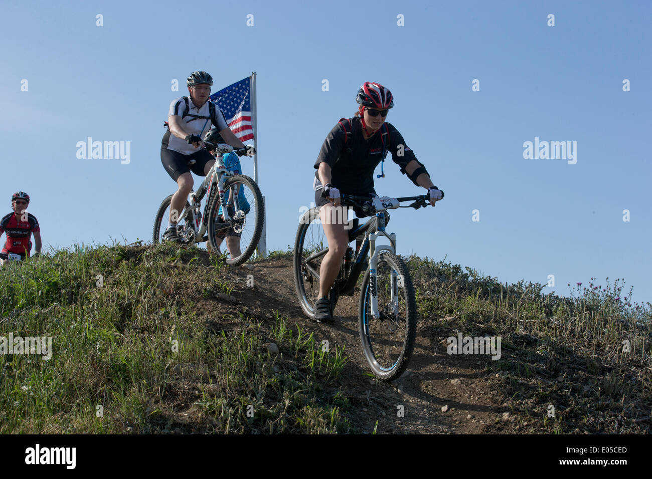 Stati Uniti Il Veterano dell'esercito Melissa Stockwell negozia una collina a ex Pres. George W. Bush di guerriero ferito 100K di bicicletta. Foto Stock