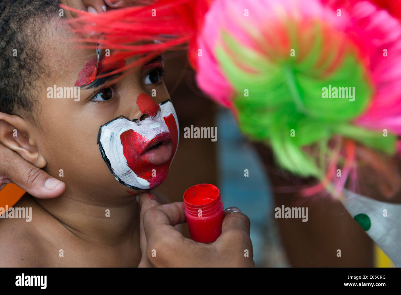 trucco di carnevale per celebrare il carnevale del Brasile. tendenza trucco  e accessori per il carnevale. 7563649 Stock Photo su Vecteezy