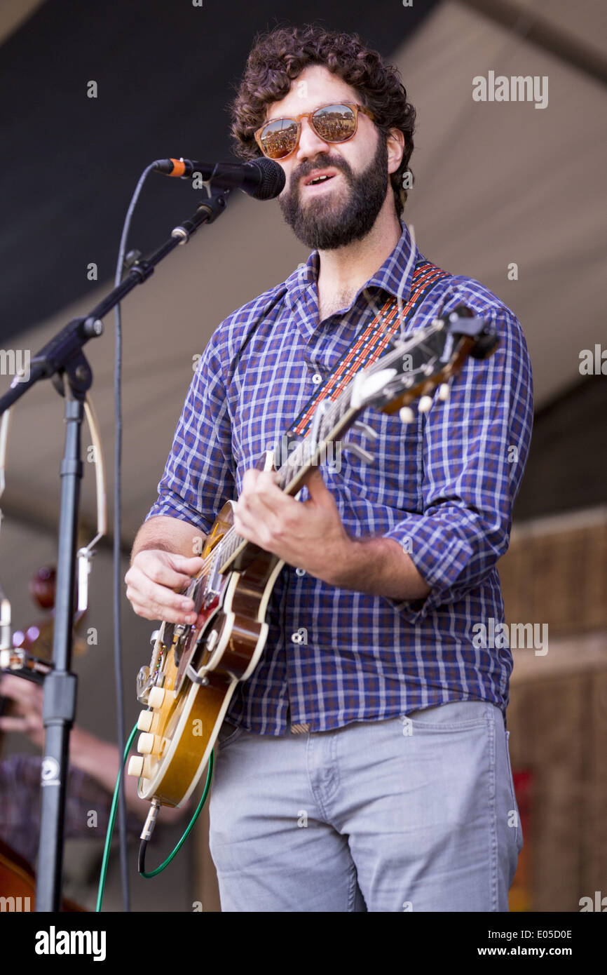 New Orleans, Louisiana, Stati Uniti d'America. Il 2 maggio, 2014. Musicista ANDREW DUHON si esibisce dal vivo a Nola Jazz Fest di New Orleans, Louisiana Credito: Daniel DeSlover/ZUMAPRESS.com/Alamy Live News Foto Stock