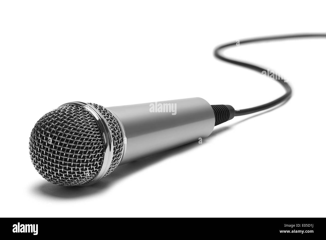 Musica argento microfono con cavo isolato su sfondo bianco. Foto Stock