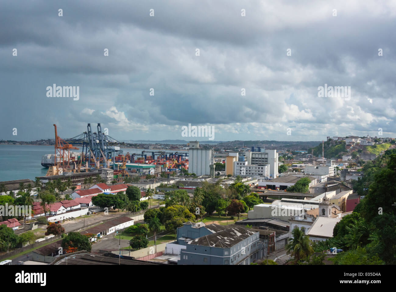 Paesaggio urbano lungo l'oceano, Salvador, Bahia, Brasile Foto Stock