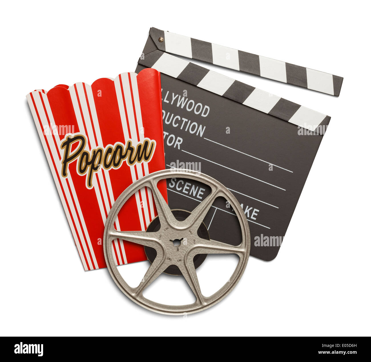 Bobina di pellicola con scheda di Clap e popcorn Box isolati su sfondo bianco. Foto Stock