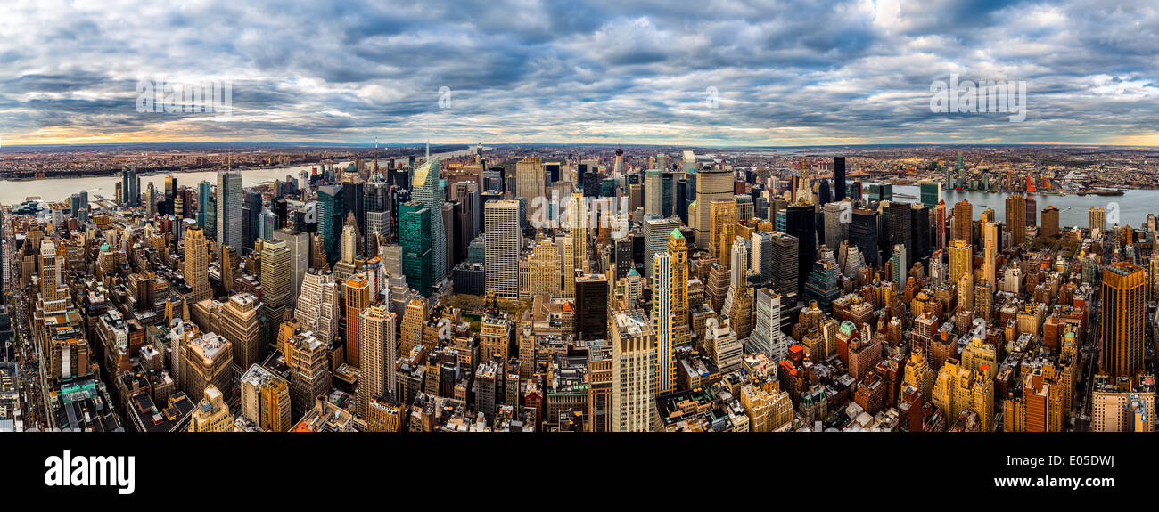 New York panorama su un pomeriggio nuvoloso Foto Stock