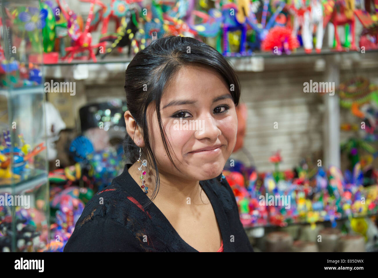 Ritratto di pretty shop assistant città di Oaxaca Messico Foto Stock