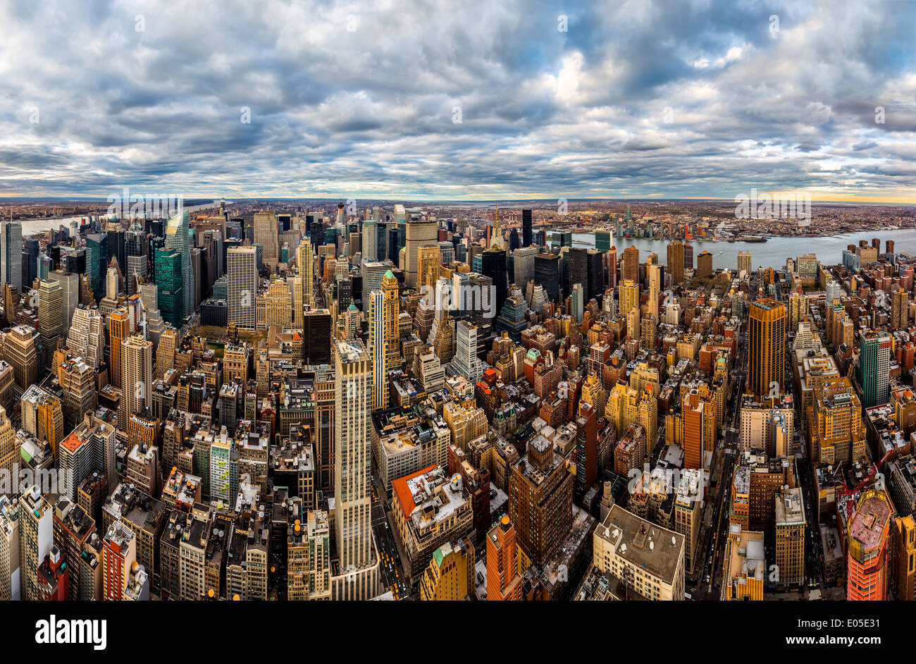 New York Midtown grattacieli in un giorno nuvoloso Foto Stock