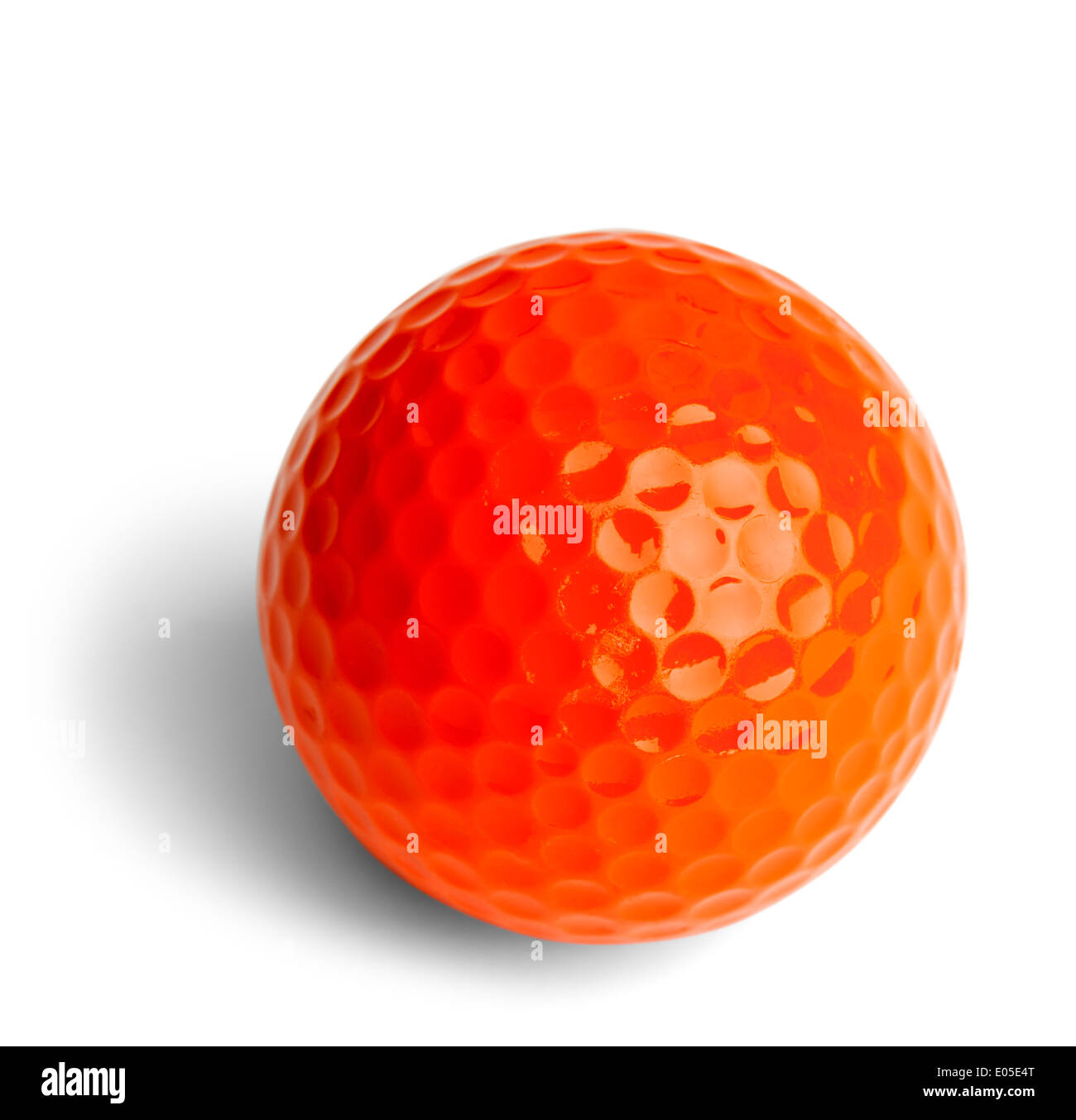 Orange miniatura pallina da golf isolati su sfondo bianco. Foto Stock