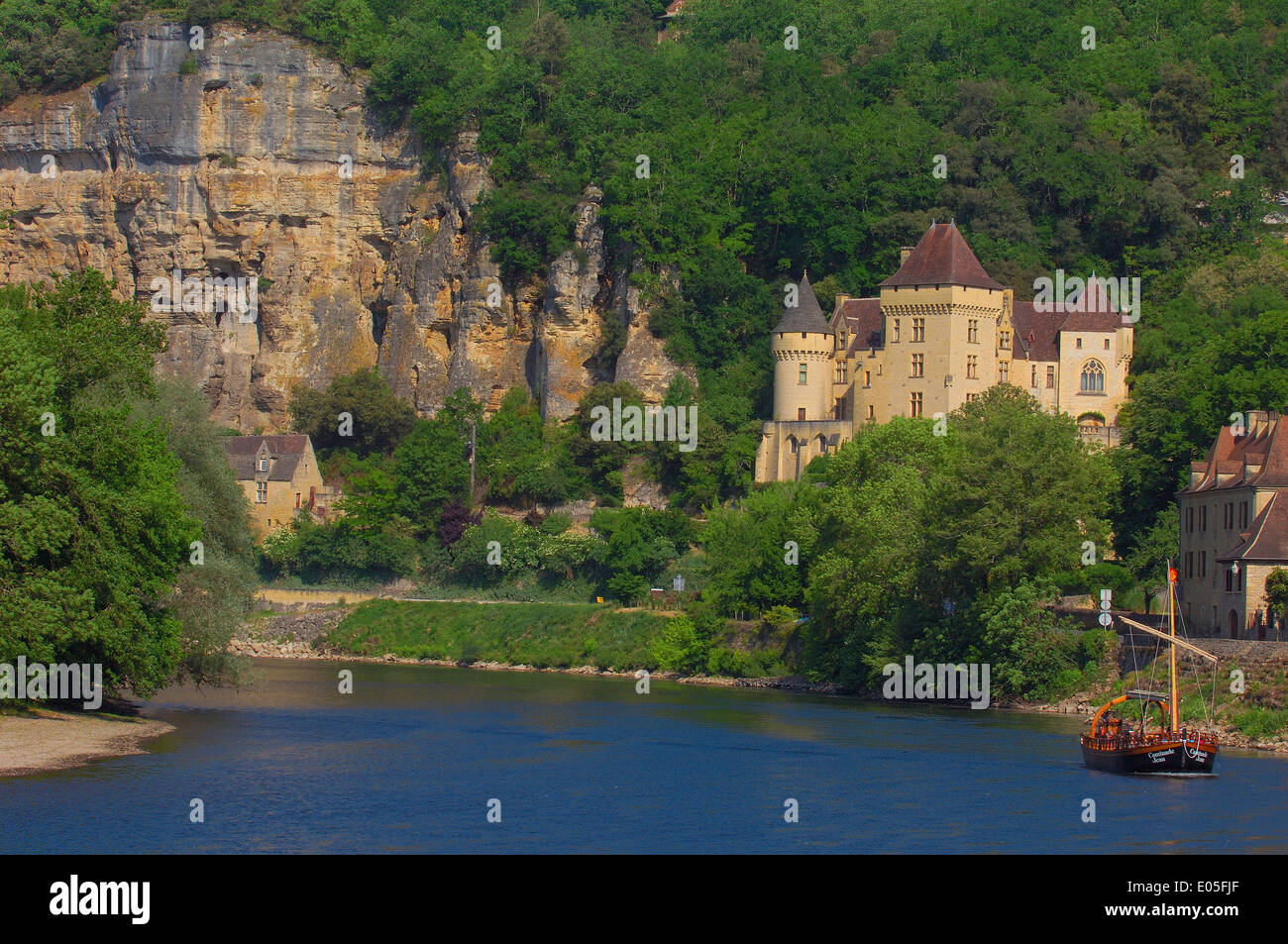 La Roque Gageac, Malartrie Castello, Perigord, fiume Dordogne, fiume Dordogne, imbarcazione turistica gabarra barca Barche Tour, Dordogna Foto Stock