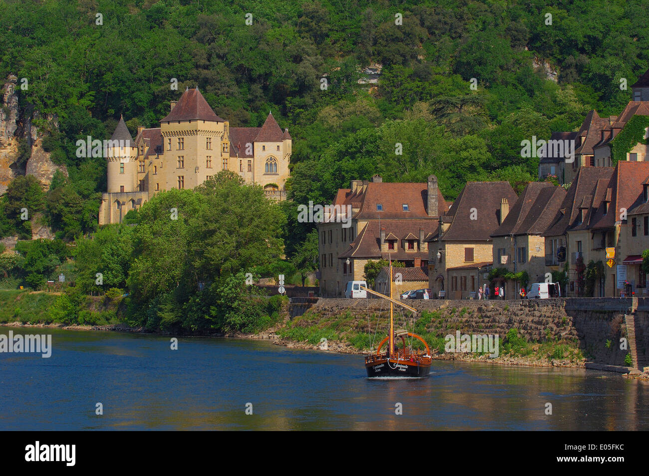 La Roque Gageac, Malartrie Castello, Perigord, fiume Dordogne, fiume Dordogne, imbarcazione turistica gabarra barca Barche Tour, Dordogna Foto Stock