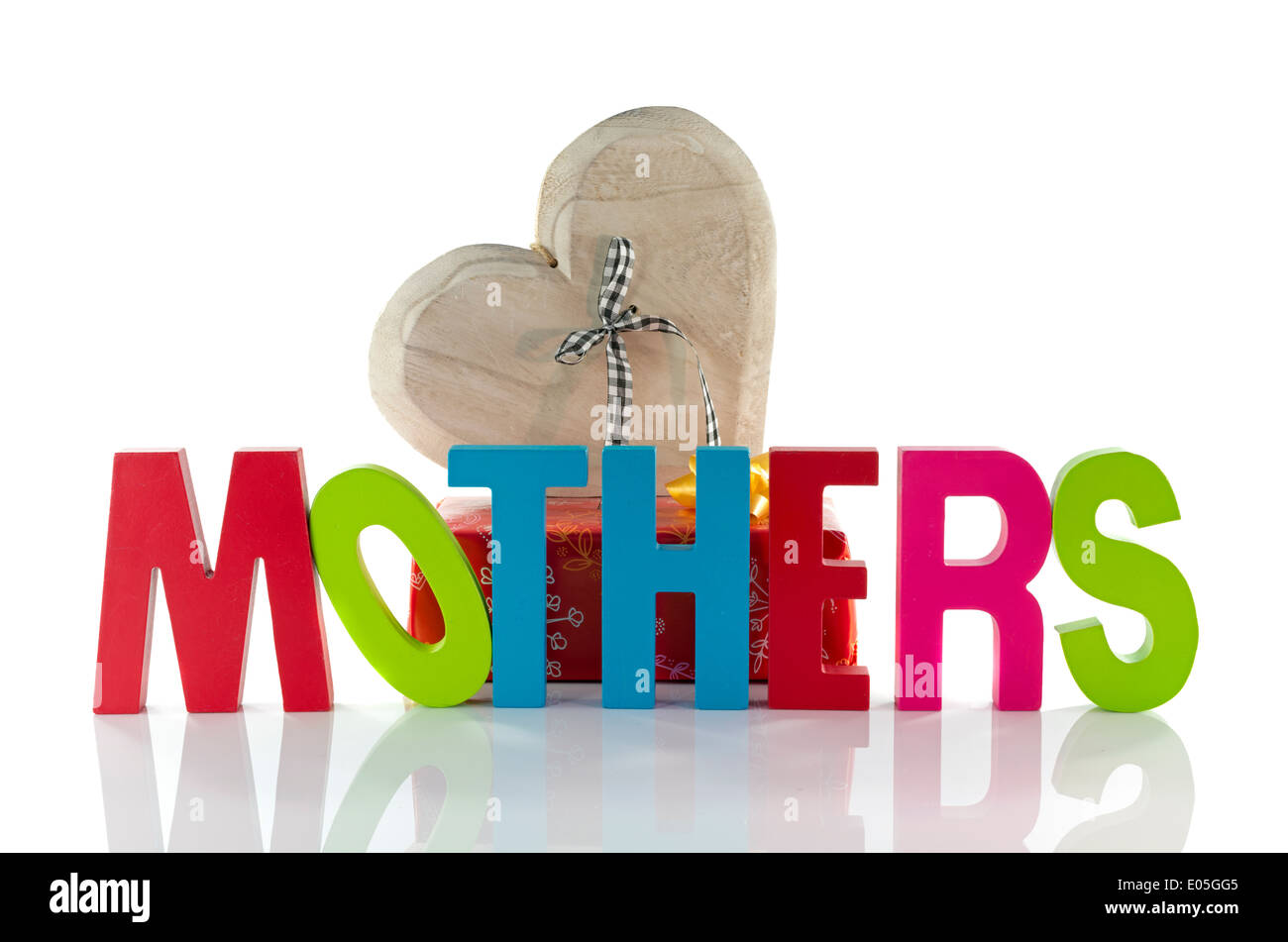 Cuore di legno rosso e presente con le madri giorno testo in blu e verde Foto Stock