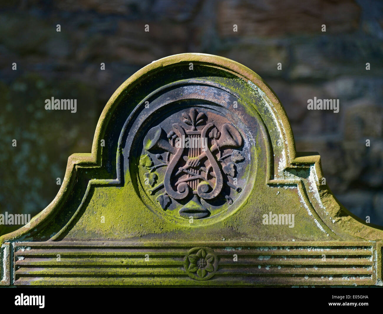 Dettaglio della pietra tombale con strumenti musicali design. Chiesa di Sant'Agostino. Alston, Cumbria, Inghilterra, Regno Unito. Foto Stock