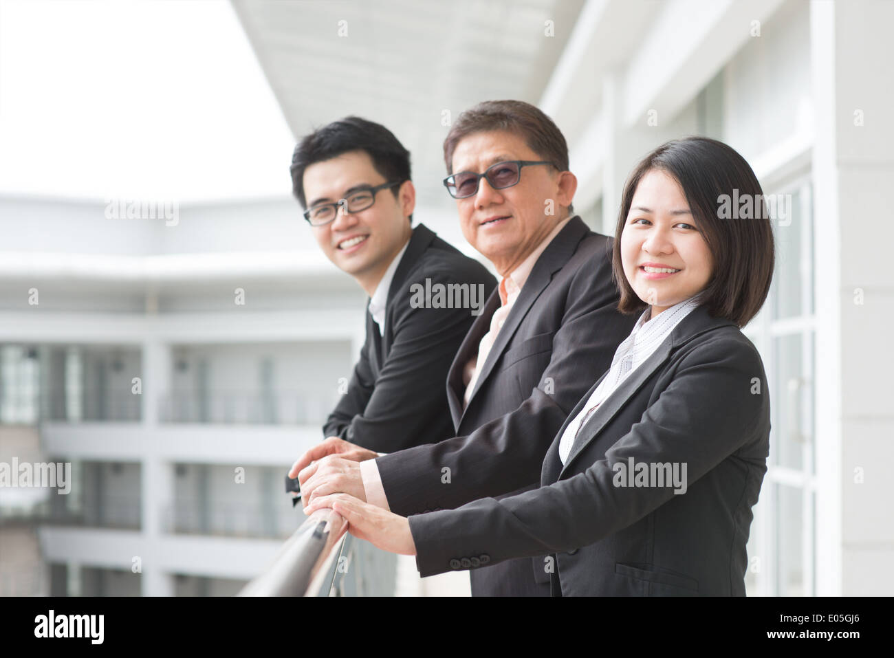 Asian business team. Un gruppo di imprenditori in chat al di fuori ufficio. Foto Stock