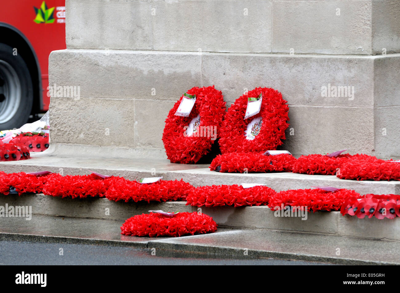 Londra, Inghilterra, Regno Unito. Ghirlande di cui alla base del cenotafio in Whitehall - dopo Anzac Day 2014 Foto Stock