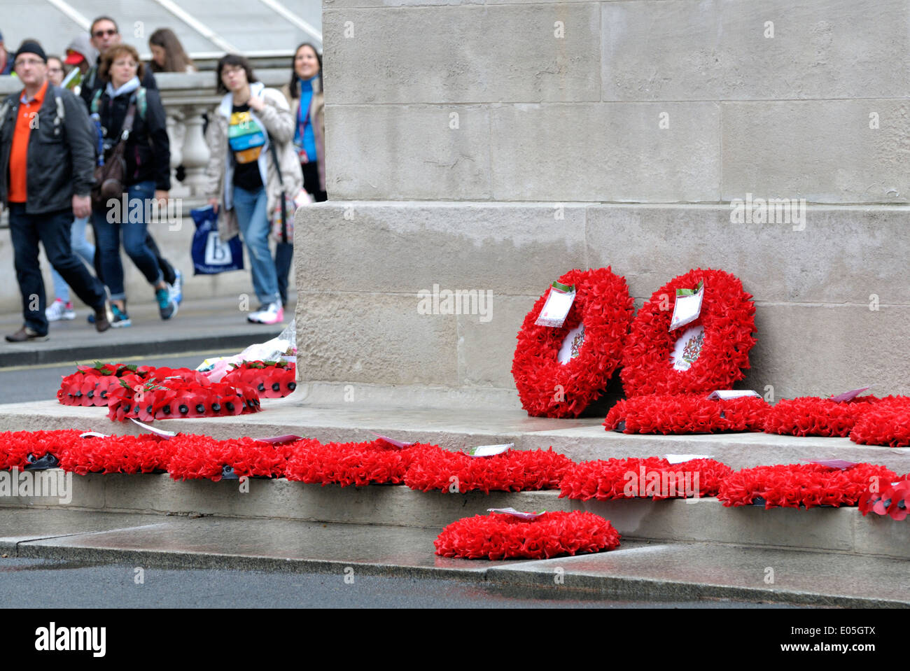 Londra, Inghilterra, Regno Unito. Ghirlande di cui alla base del cenotafio in Whitehall - dopo Anzac Day 2014 Foto Stock